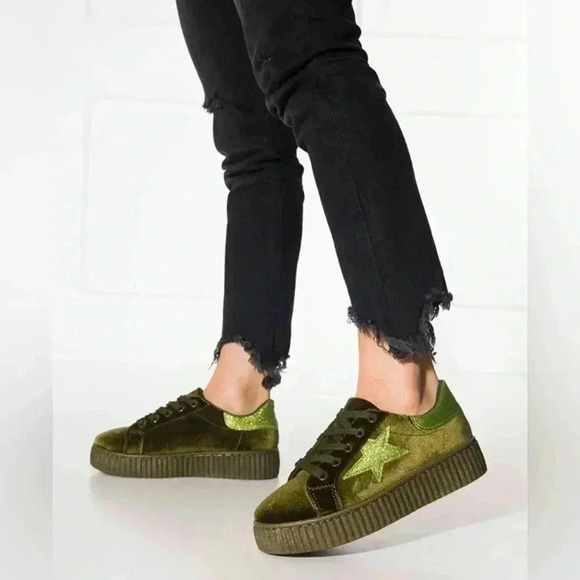 🆕Bamboo Green & Gold Forward Velvet Sneaker 6🆕 - Picture 1 of 6